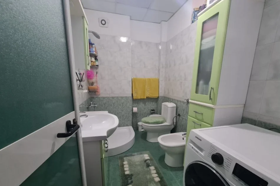 Tirane, jepet me qera apartament 1+1+Ballkon Kati 5, 70 m² 560 € (Rruga "Bardhyl")