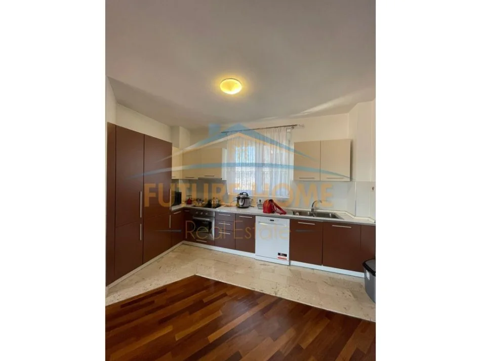 Tirane, jepet me qera apartament duplex 3+1+Ballkon Kati 4, 166 m² 1.000 € (Kodra E Diellit)