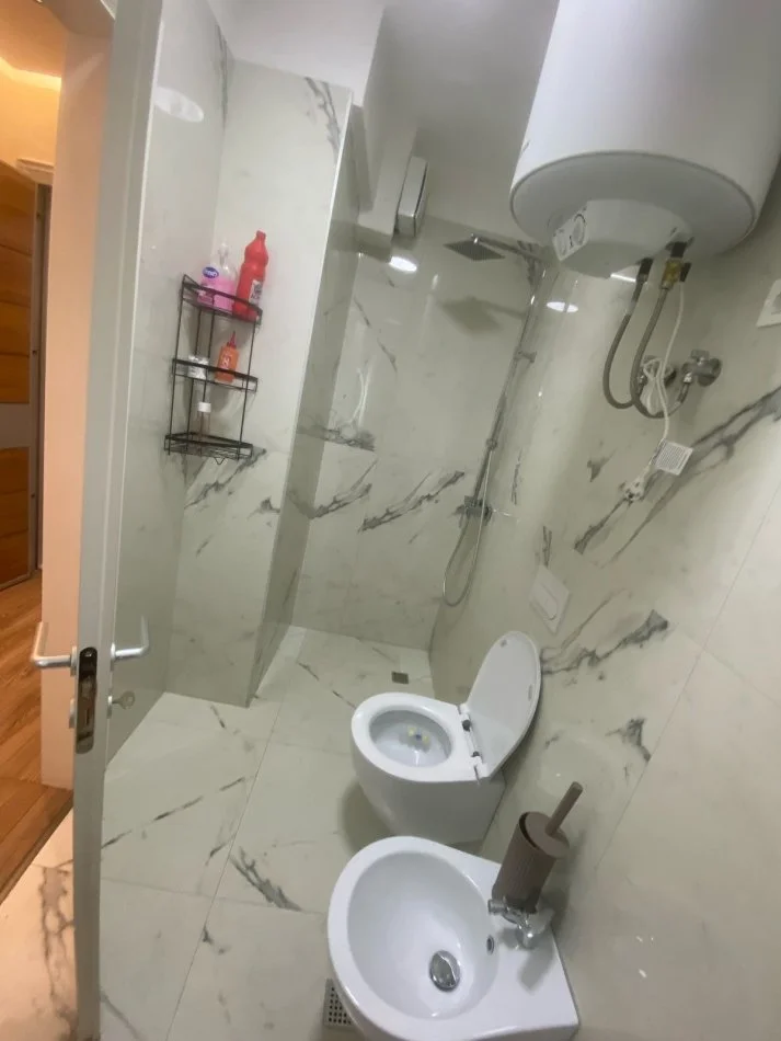 Tirane, jepet me qera apartament 1+1 Kati 5, 58 m² 750 € (Donika Center)