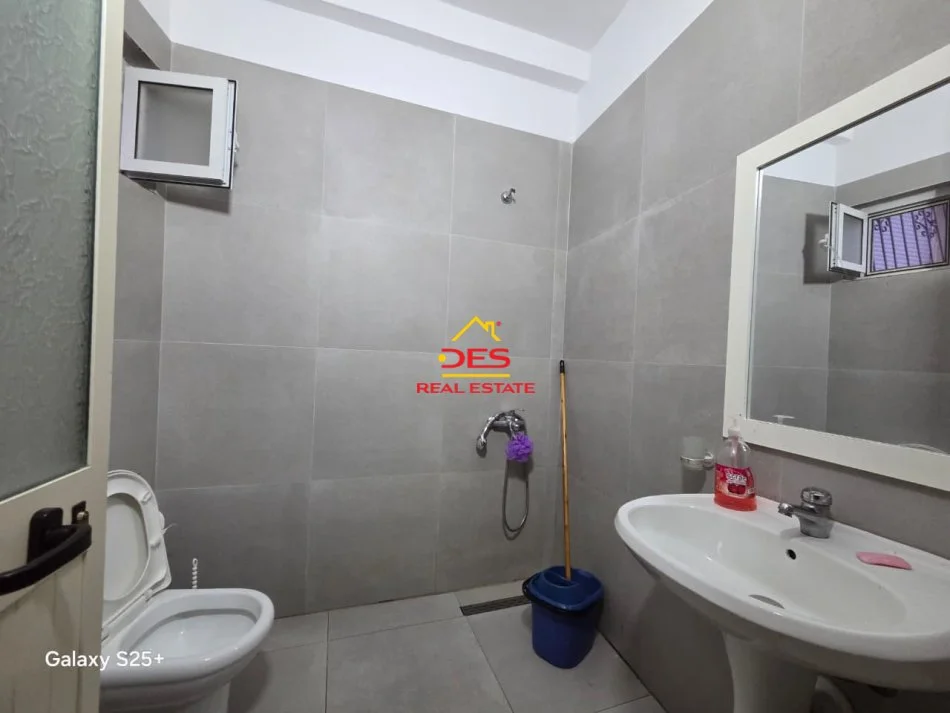 Vlore, jepet me qera apartament 1+1+Ballkon Kati 2, 70 m² 250 € (Rruga Demokracia)