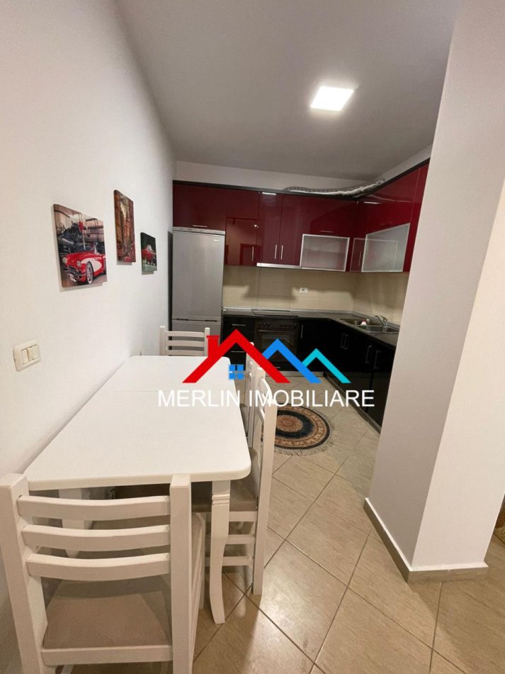 Tirane, jepet me qera apartament 1+1+Ballkon Kati 4, 70 m² 550 € (SELVIA)