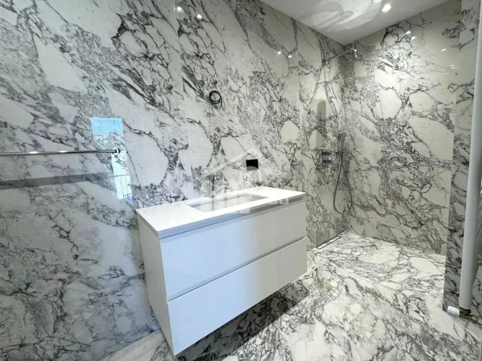 Tirane, jepet me qera Vile Vile 2 Katshe , 570 m² 5.000 € (NË MULLET)