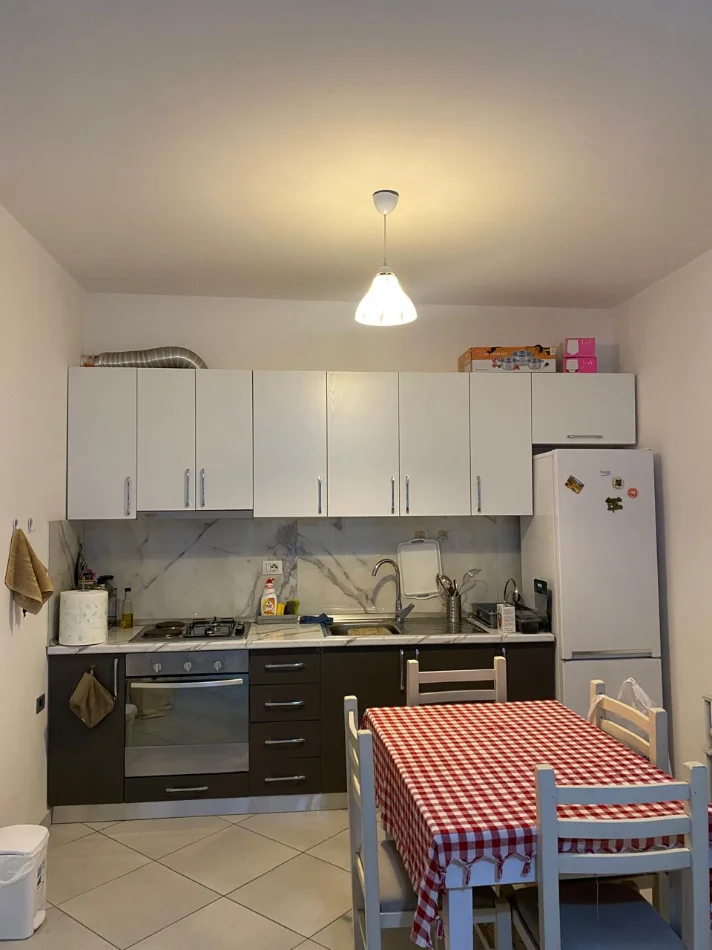 Tirane, jepet me qera apartament 1+1+Ballkon Kati 5, 500 € (Apartament 1+1+Post Parkimi per Qira Don Bosko)