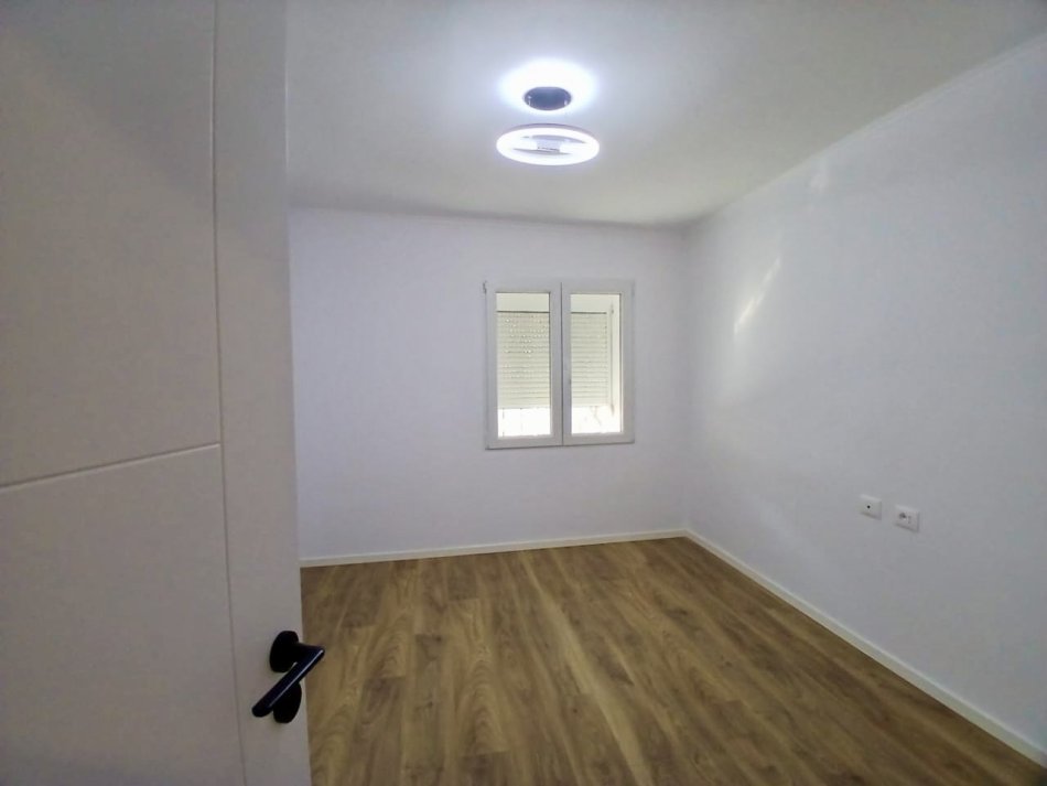 Tirane, shitet apartament 2+1+Aneks+Ballkon Kati 1, 70 m² 128.000 € (ish Tregu Elektrik Rr, Todi Shkurti)