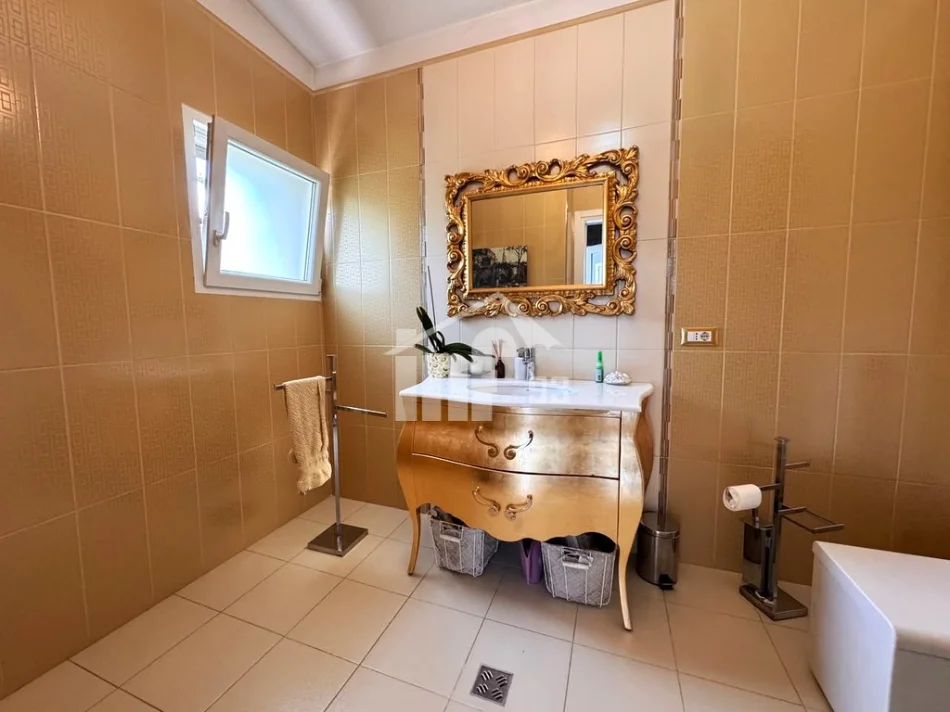 Tirane, jepet me qera Vile 2 Katshe , 249 m² 2.500 € ("LONG HILLS" RESIDENCE, 500 M NGA TEG)