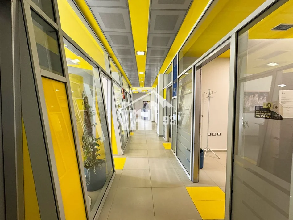 Tirane, jepet me qera zyre Kati 2, 916 m² 18.000 € (RRUGA E “KAVAJËS”)