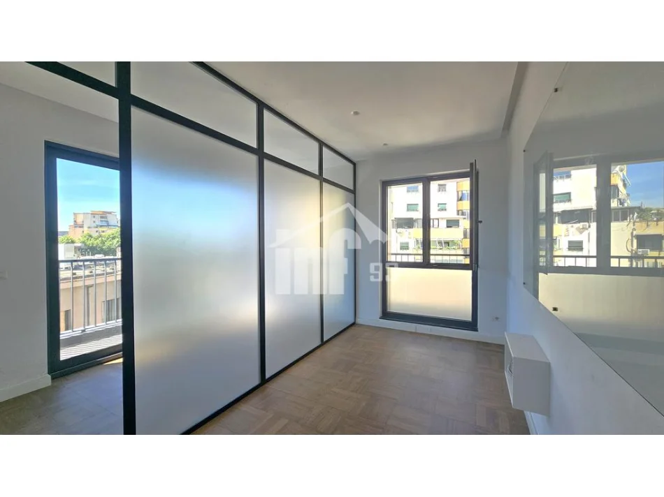 Tirane, jepet me qera zyre Kati 5, 110 m² 850 € (BULEVARDI “ZHAN D'ARK”, PRANË GJYKATËS SË APELIT)