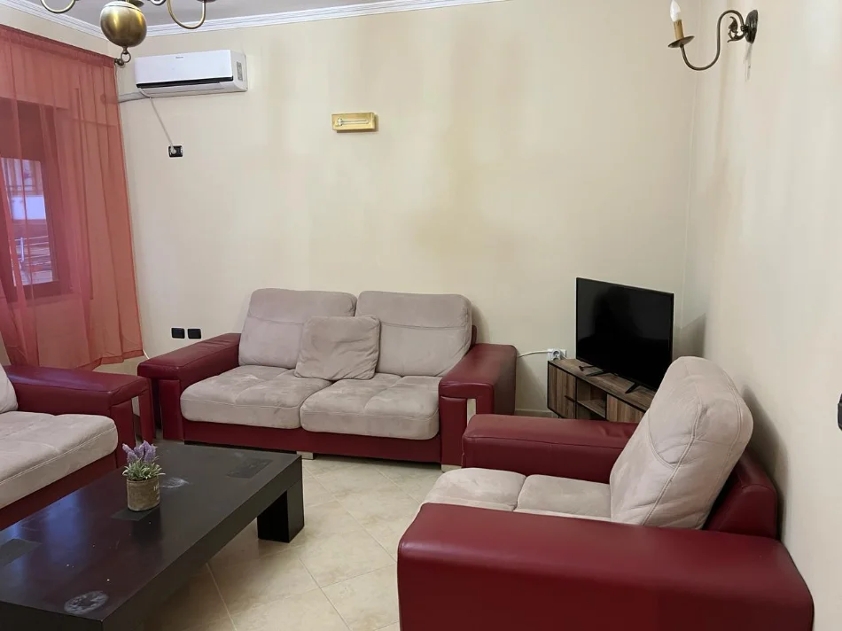 Tirane, jepet me qera apartament 2+1 Kati 3, 500 € (kodra e diellit)