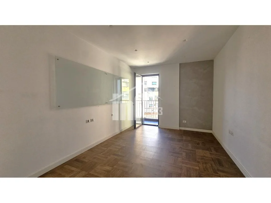 Tirane, jepet me qera zyre Kati 5, 110 m² 850 € (BULEVARDI “ZHAN D'ARK”, PRANË GJYKATËS SË APELIT)