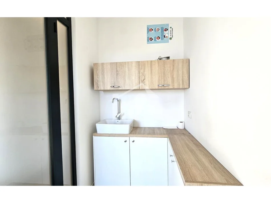 Tirane, jepet me qera zyre Kati 5, 110 m² 850 € (BULEVARDI “ZHAN D'ARK”, PRANË GJYKATËS SË APELIT)