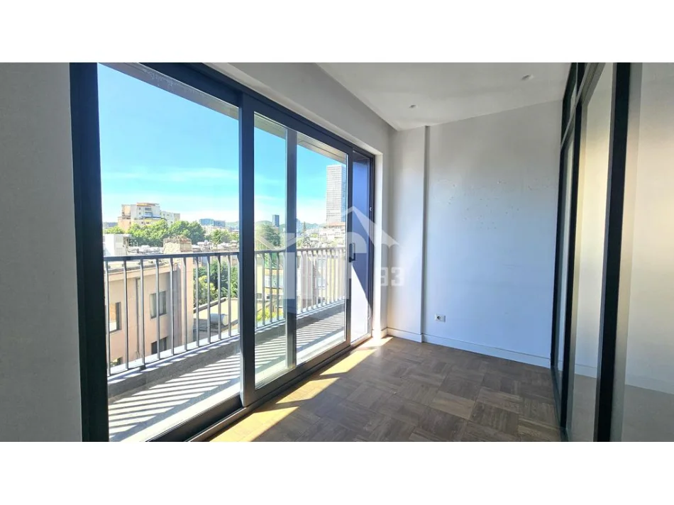 Tirane, jepet me qera zyre Kati 5, 110 m² 850 € (BULEVARDI “ZHAN D'ARK”, PRANË GJYKATËS SË APELIT)