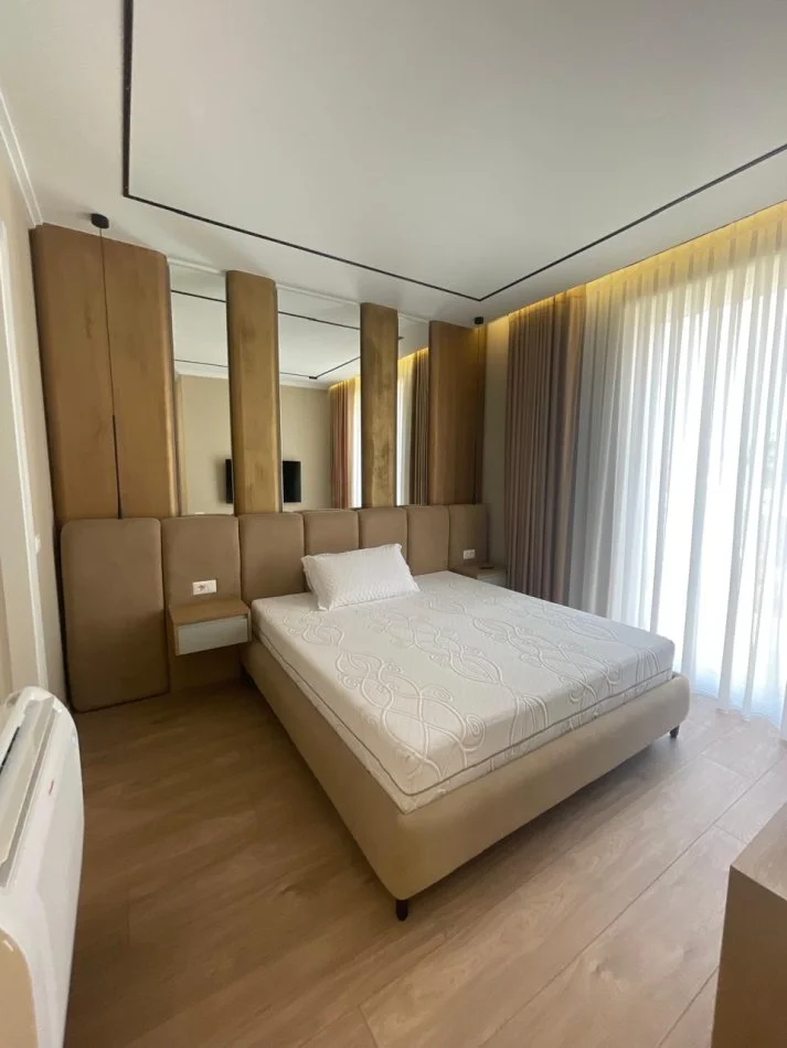 Tirane, jepet me qera apartament 3+1+Ballkon Kati 1, 150 m² 1.800 € (Liqeni i Thate)