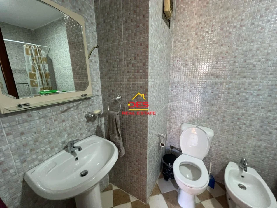 Vlore, jepet me qera apartament 1+1+Ballkon Kati 10, 70 m² 420 € (Rruga Sadik Zotaj)