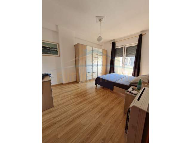 Tirane, jepet me qera apartament 2+1+BLK Kati 5, 125 m² 700 Euro (Rruga e Bogdaneve)