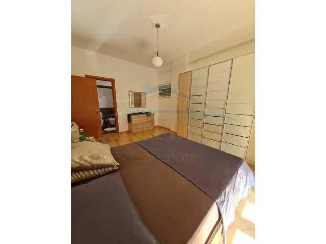 Tirane, jepet me qera apartament 2+1 Kati 5, 125 m² 700  (Rruga e Bogdaneve)