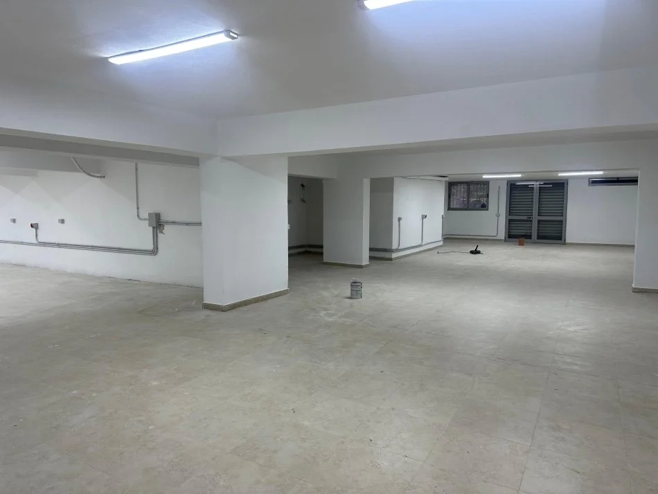 Tirane, jepet me qera ambjent biznesi Kati -1, 301 m² 1.400 € (Yzberisht)
