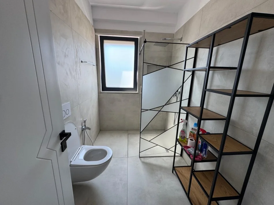 Tirane, jepet me qera apartament 2+1 Kati 7, 157 m² 1.300 € (Rruga e Durresit)