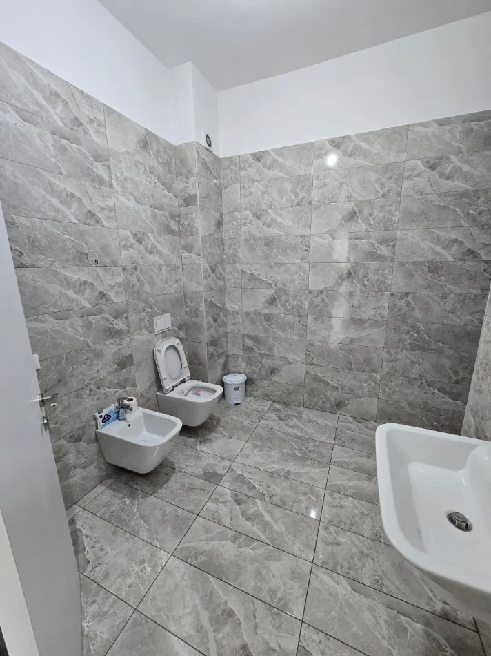 Tirane, jepet me qera zyre Kati 3, 95 m² 1.100 € 