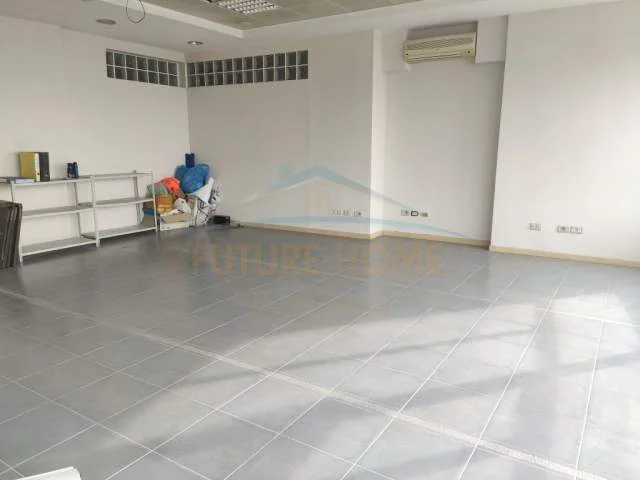 Durres, jepet me qera zyre Kati 13, 207 m² 1.600 Euro (Vollga)