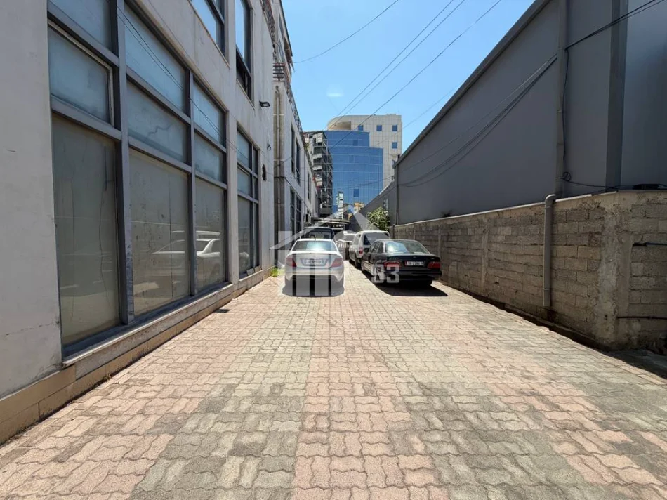 Tirane, jepet me qera ambjent biznesi , 772 m² 8.027 € (RRUGA “DRITAN HOXHA”)