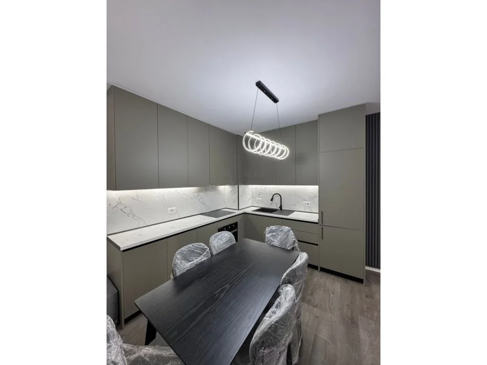 Tirane, jepet me qera apartament 2+1 Kati 4, 92 m² 600 € (univers city)