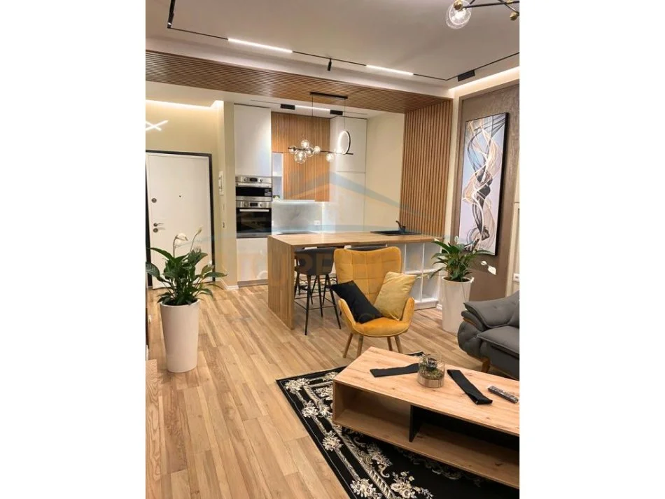 Tirane, jepet me qera apartament 1+1+Aneks Kati 5, 70 m² 800 € (Rruga e KAVAJES)