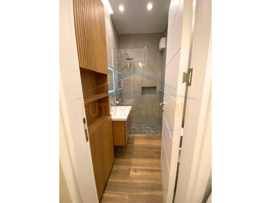 Tirane, jepet me qera apartament 1+1+Aneks Kati 5, 70 m² 800 € (Rruga e KAVAJES)