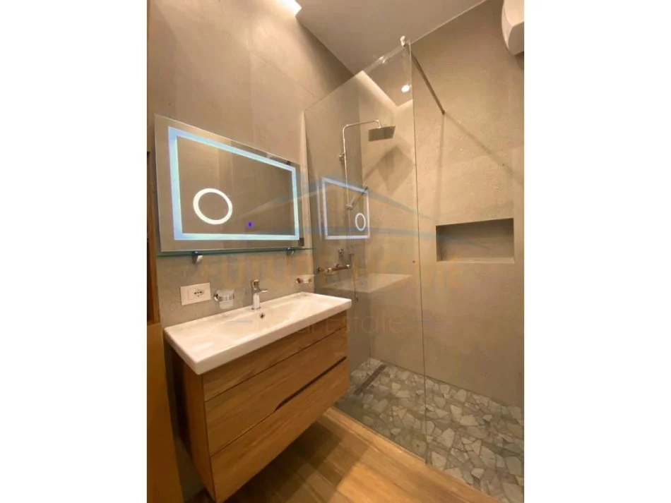 Tirane, jepet me qera apartament 1+1+Aneks Kati 5, 70 m² 800 € (Rruga e KAVAJES)