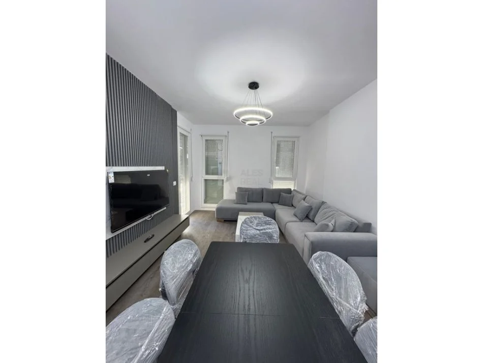 Tirane, jepet me qera apartament 2+1 Kati 4, 92 m² 600 € (univers city)