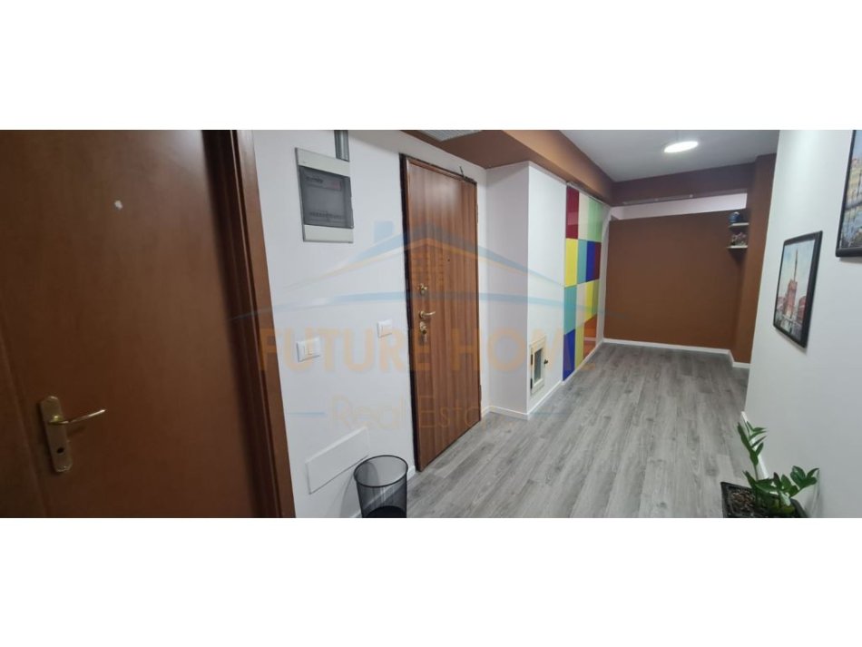 Shqiperi, jap me qera ambjent biznesi Kati 1, 194 m² 3.500 € (petro Nini)
