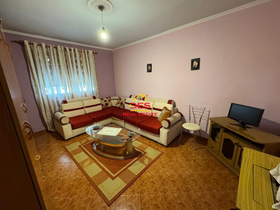 Vlore, jepet me qera apartament 1+1+Ballkon Kati 3, 85 m² 300 € (Rruga Osman Haxhiu)