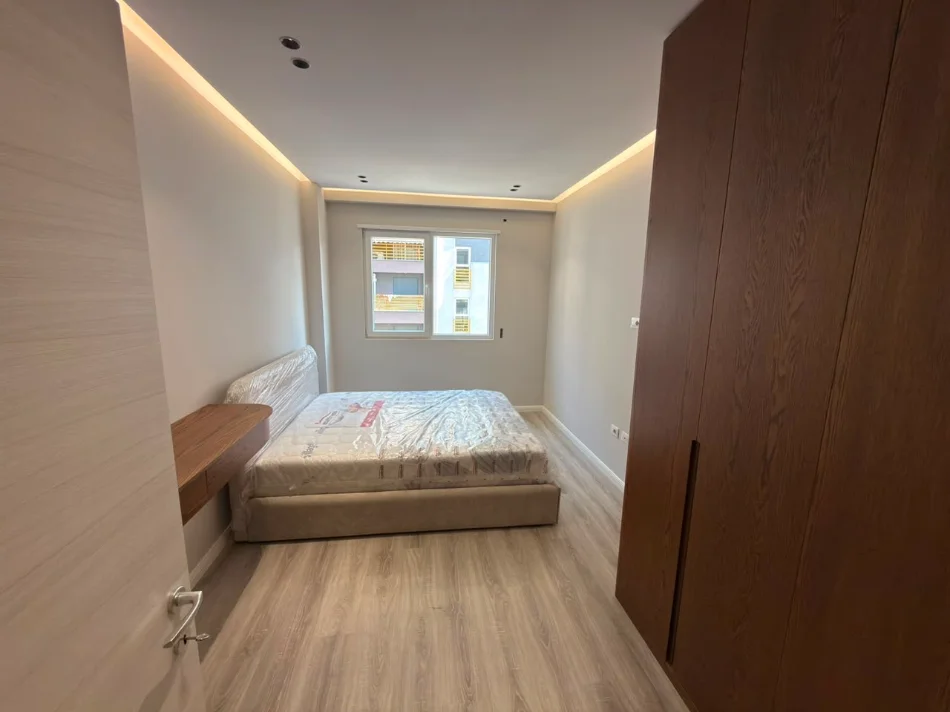 Tirane, jepet me qera apartament 1+1 Kati 4, 69 m² 600 € (Kompleksi E-88, Rruga Dritan Hoxha)