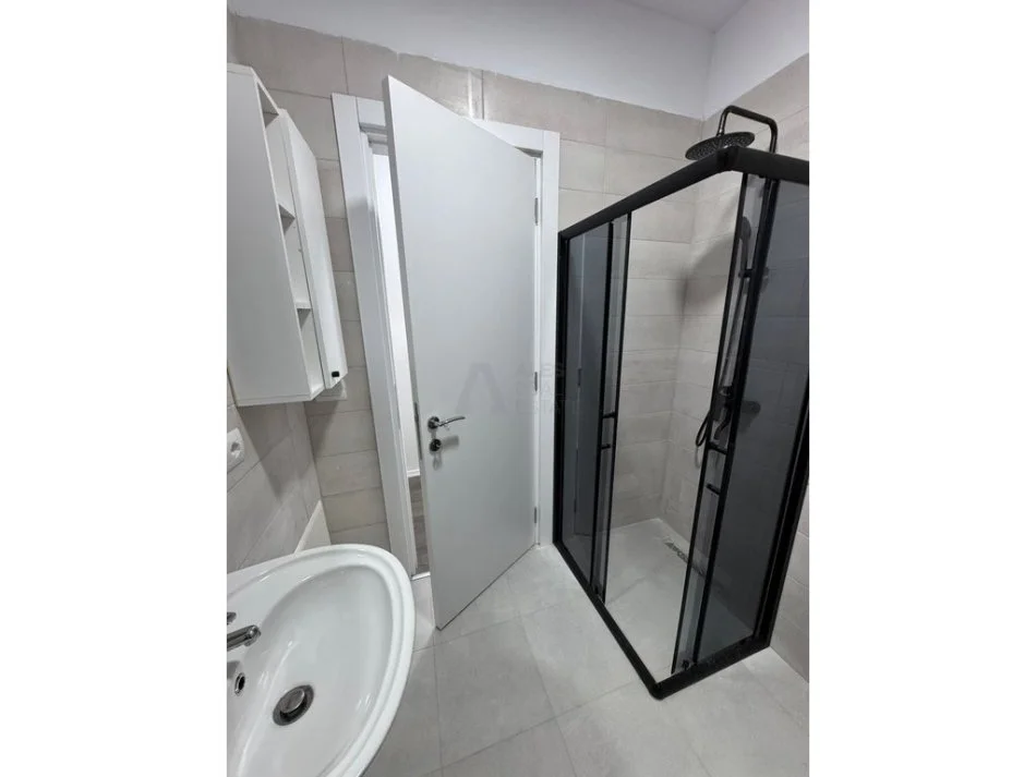 Tirane, jepet me qera apartament 2+1 Kati 4, 92 m² 600 € (univers city)