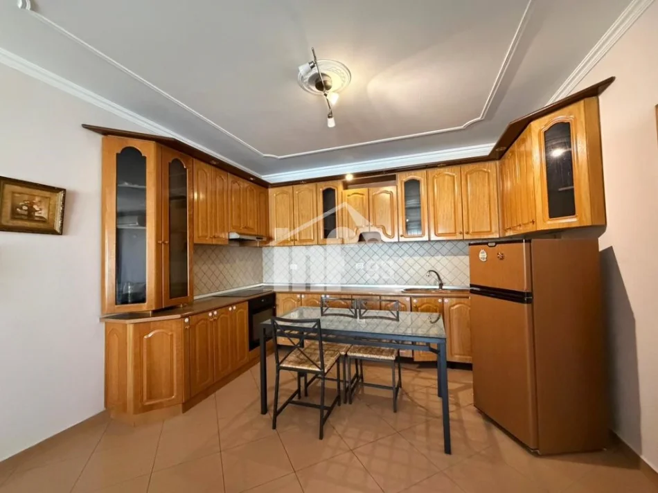 Tirane, jepet me qera apartament 2+1 Kati 10, 123 m² 800 € (TEK FAKULTETI JURIDIK, PRANË SHESHIT WILLSON)