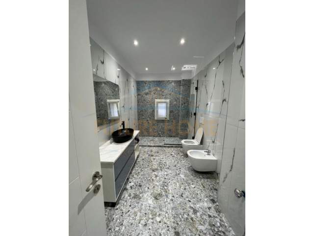 Tirane, shitet apartament 3+1+BLK Kati 1, 151 m² 256.000 Euro (Liqeni farkes)