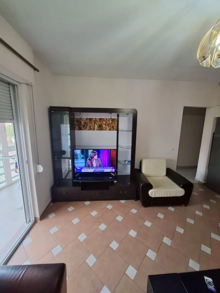 Tirane, jepet me qera apartament 2+1 Kati 4, 90 m² 650 € (Zogu Zi)