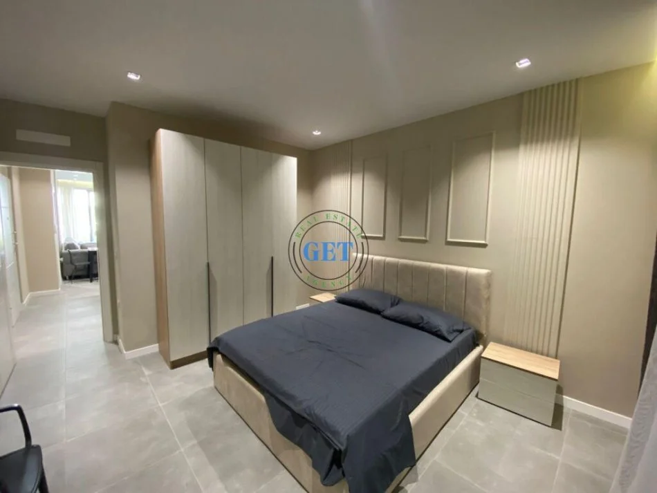 Shitet, Apartament 2+1 me oborr ne San Pietro, Gjiri i Lalzit