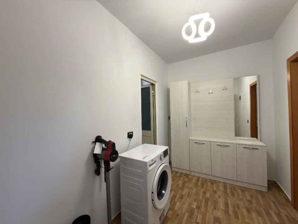 Tirane, jepet me qera apartament 1+1 Kati 3, 70 m² 450 € (Allias)