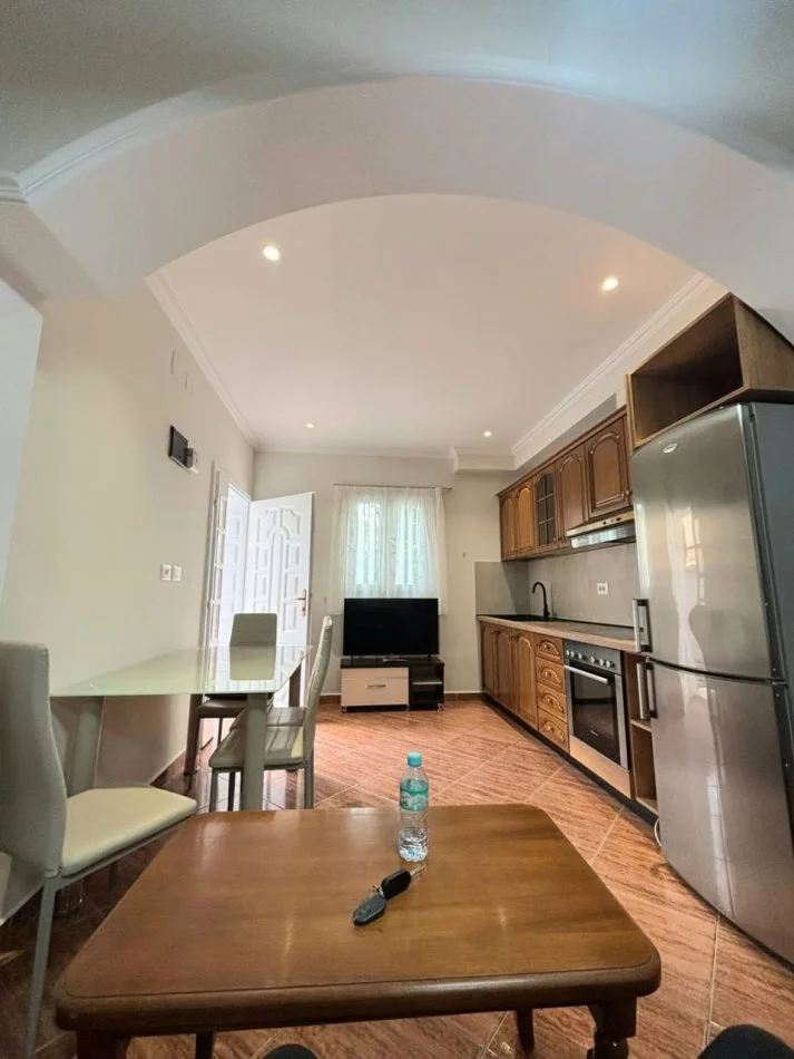 Tirane, jepet me qera apartament 1+1 Kati 1, 65 m² 420 € 