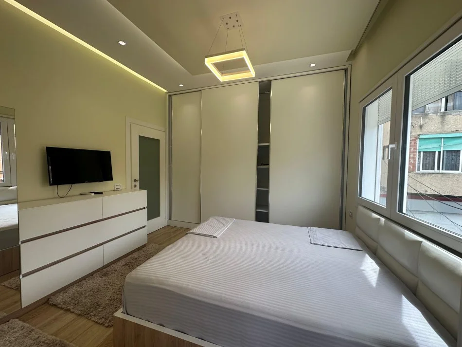 Tirane, jepet me qera apartament 2+1 , 1 m² 600 € (Brryli)