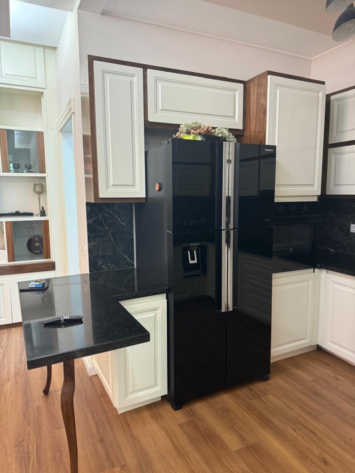 Tirane, jepet me qera apartament 4+1 Kati 4, 176 m² 150.000 € (Rezidenca Secret Garden)
