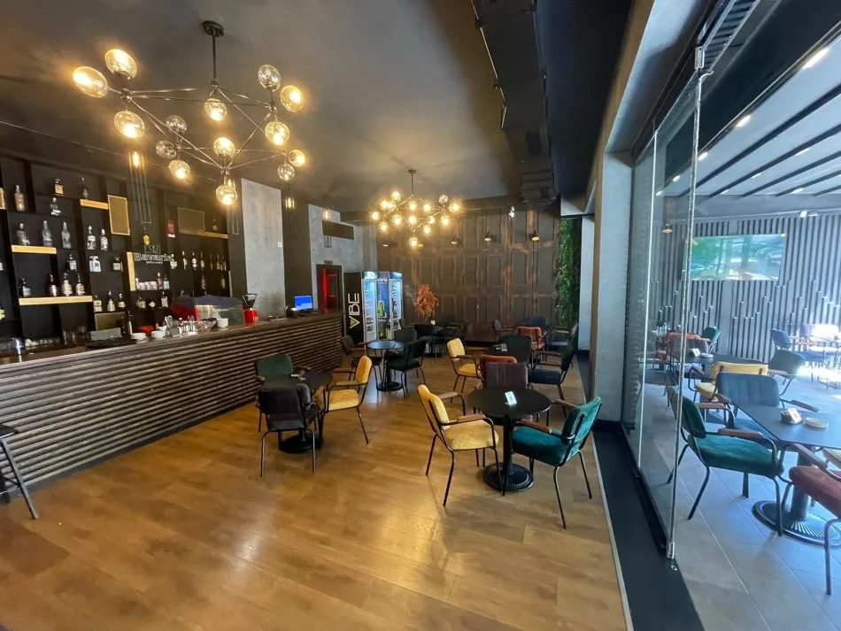 Tirane, jepet me qera lokal Kati 0, 140 m² 1.500 € (Myslym Shyri)