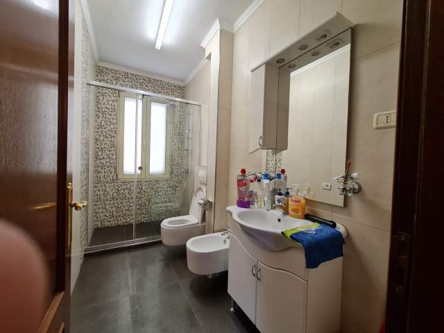 Tirane, jepet me qera apartament duplex 4+1+BLK Kati 4, 196 m² 1.500 Euro (Komuna Parisit)