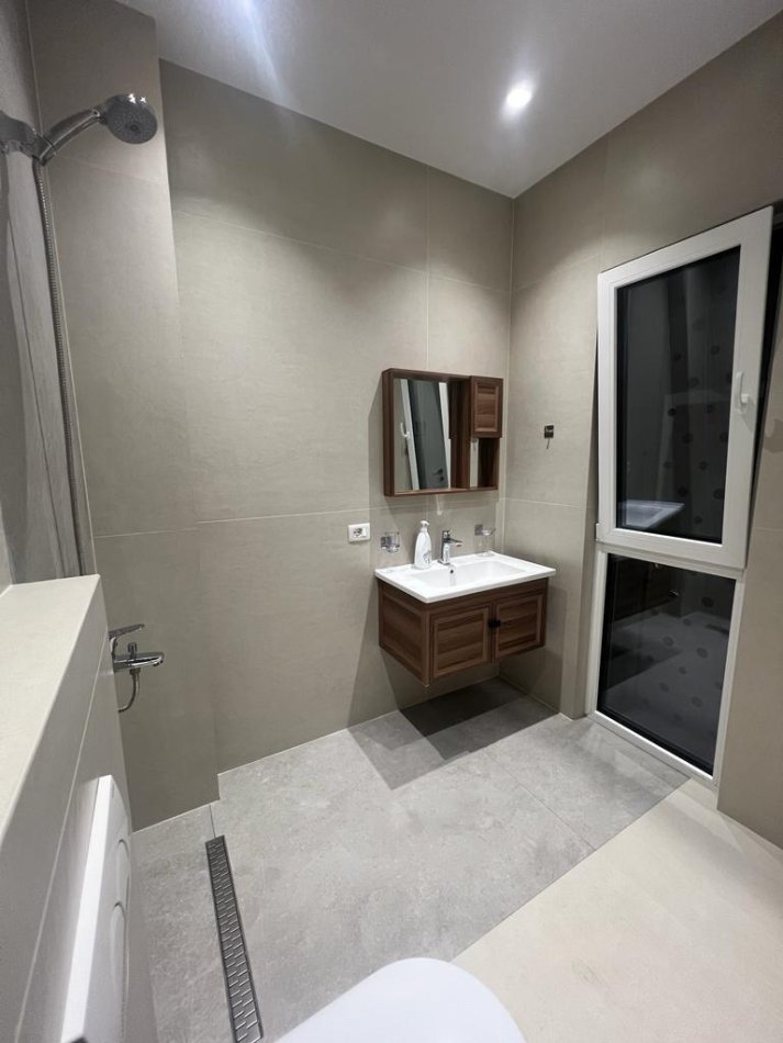 Tirane, jepet me qera apartament 2+1+Ballkon Kati 4, 174 m² 900 € (rruga 5 maji)