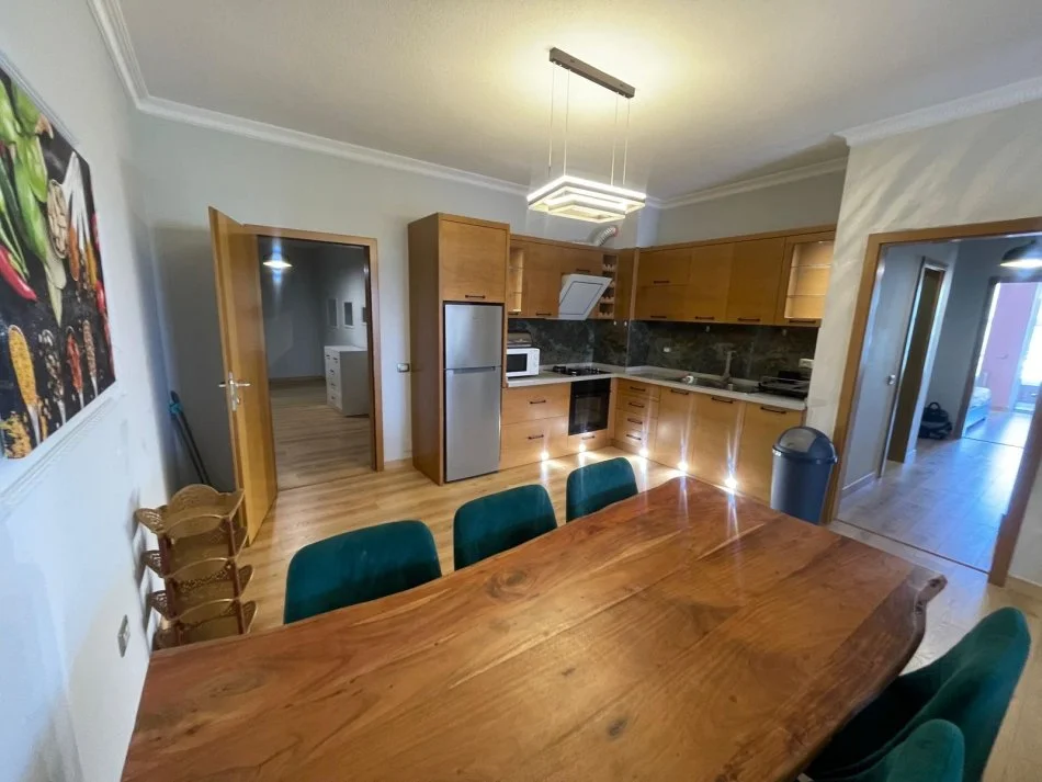 Tirane, jepet me qera apartament 3+1 Kati 4, 134 m² 1.200 € (Prane Radisson Collection)