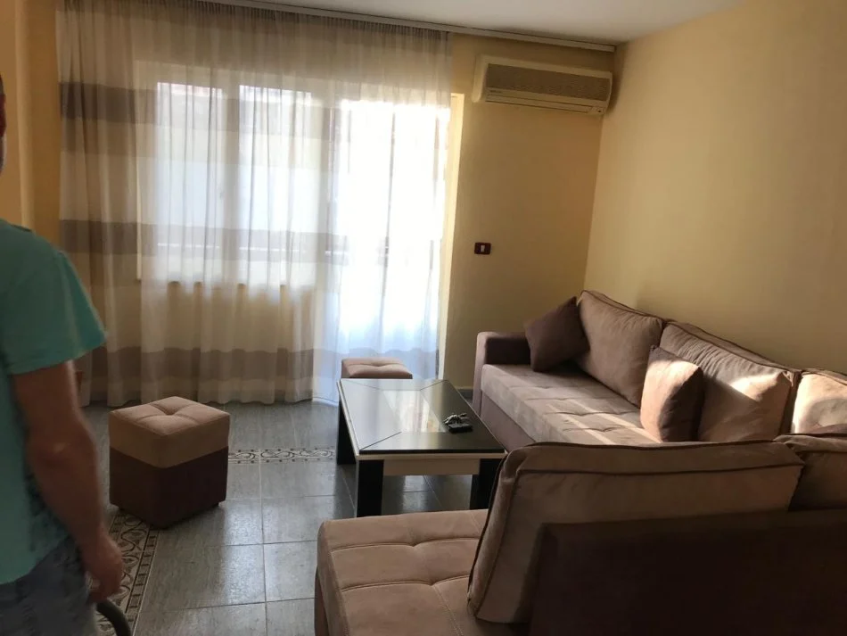 Tirane, jepet me qera apartament 1+1+Ballkon Kati 2, 65 m² 450 € (rruga Komuna Parisit)