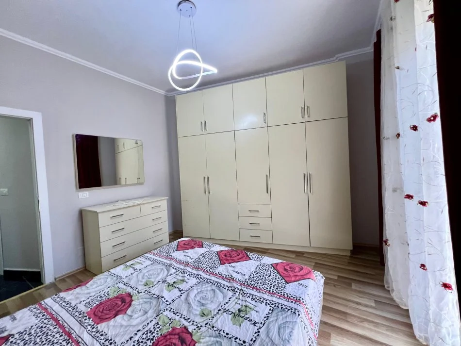 Tirane, jepet me qera apartament 1+1+Ballkon Kati 5, ME ASHENSOR , 350 € (Rr.Sotir Caci, Fresk)