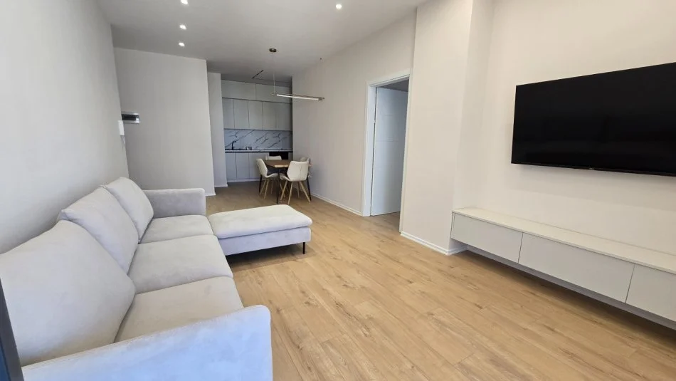 Tirane, jepet me qera apartament 2+1+Ballkon , 800 € (Ish-Fusha Aviacionit)