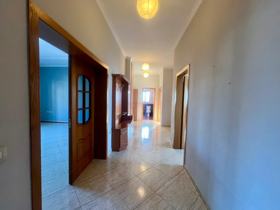 Tirane, jepet me qera apartament 3+1+Aneks+Ballkon Kati 3, 130 m² 400 € (Rruga Shefqet Kuka)