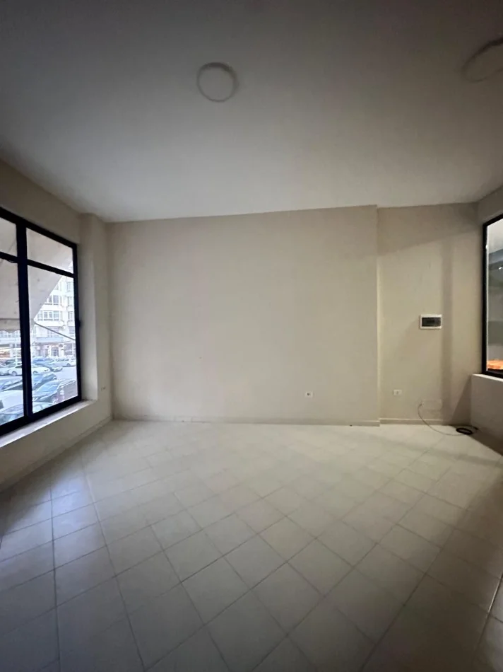 Tirane, jepet me qera ambjent biznesi Kati 1, 32 m² 250 € (Rruga Loni Ligori)